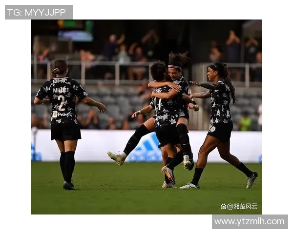 球员赛场求婚成功，观众掌声雷动